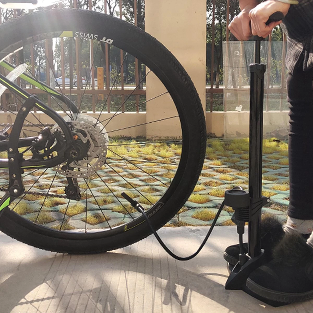 Matzwarte Fietspomp Met Drukmeter én Extra Ventielen - Multifunctioneel Mondstuk – Schrader En Presta – Aluminium Lichtgewicht Vloerpomp – Ballenpomp/ Scooterpomp/ Autobandenpomp - Afbeelding 6