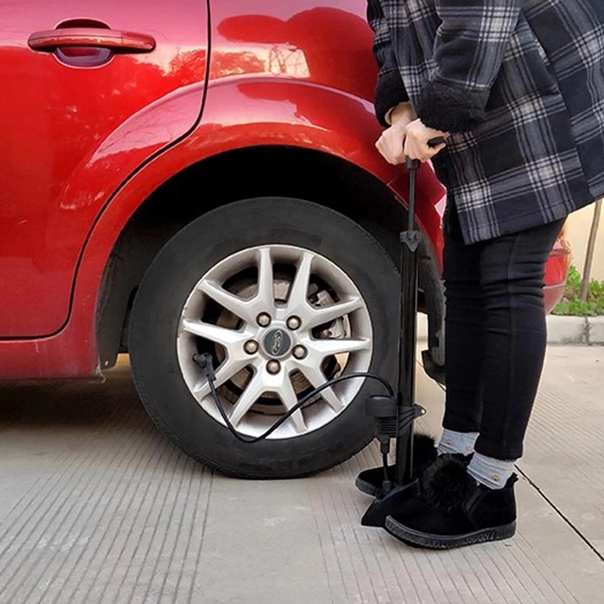 Matzwarte Fietspomp Met Drukmeter én Extra Ventielen - Multifunctioneel Mondstuk – Schrader En Presta – Aluminium Lichtgewicht Vloerpomp – Ballenpomp/ Scooterpomp/ Autobandenpomp - Afbeelding 7